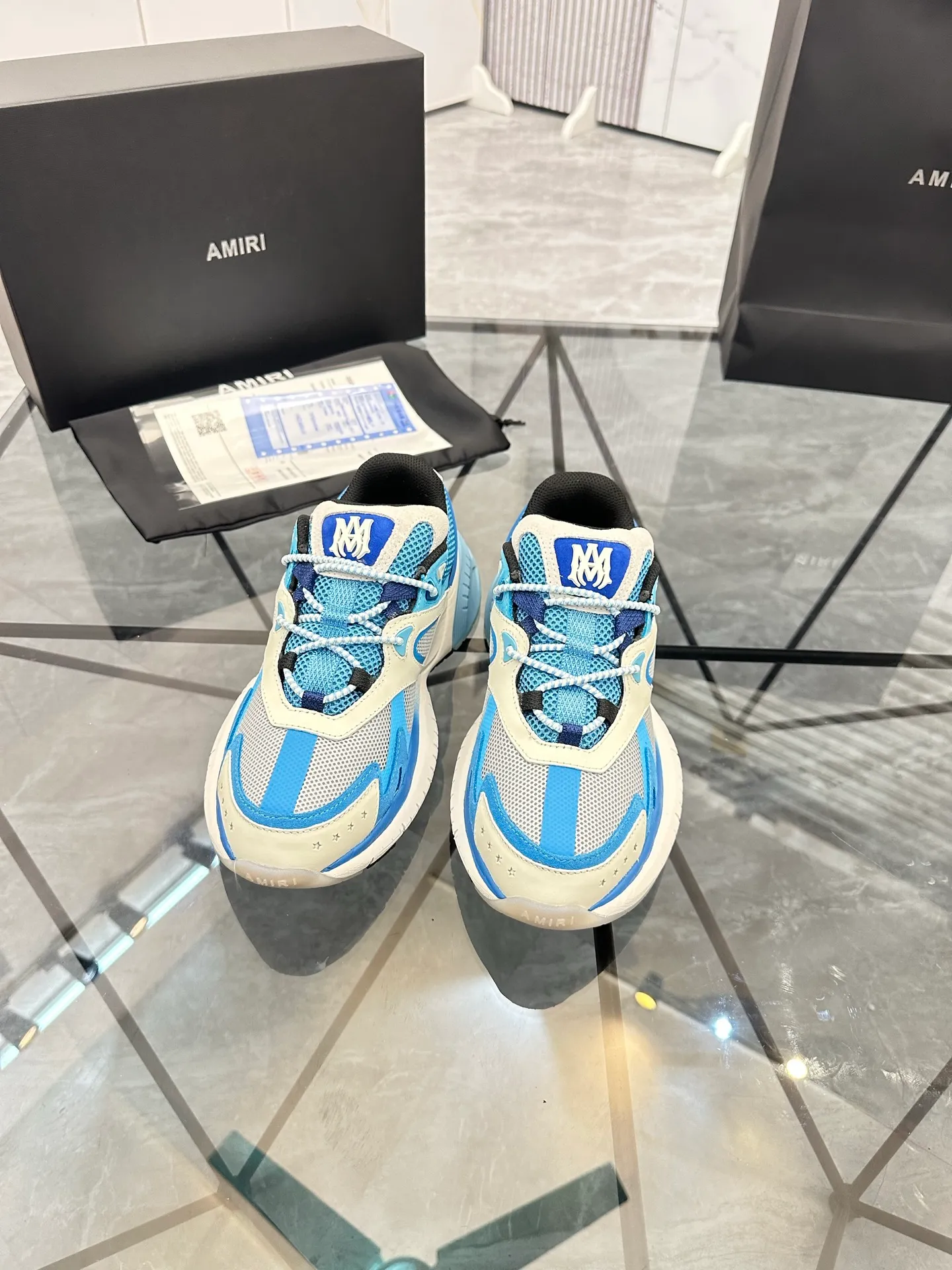Men's shoes: 💰P720¥ Guangzhou top quality Product trademark: AMIRI* "Amir*" low-top casual shoes Regular size: 39-44 (can be customized to 45) Product materials: upper imported first-layer cowhide stitching original material, breathable lining, original outsole. Number: 525
